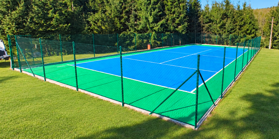 Modro-zelené multifunkční hřiště v Kalku s modulárním sportovním povrchem SimpleJack