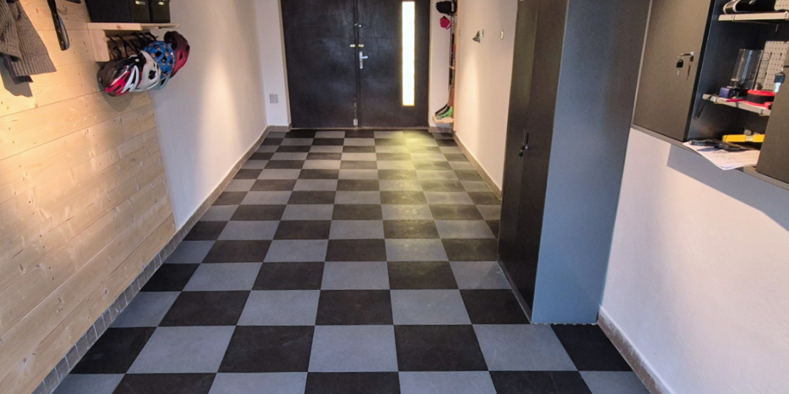 Černošedá šachovnicová podlaha SimpleJack Miranda ECO se skrytým zámkem v průjezdné garáži