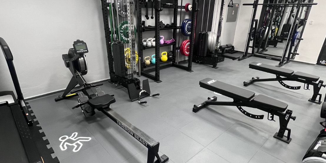 Komerční fitness v Ostravě s grafitovou vinylovou podlahou SimpleJack Miranda Negatron se skrytým zámkem
