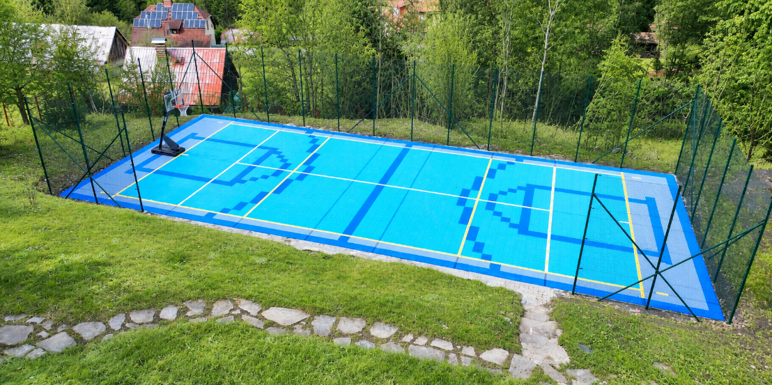 Multifunkční hřiště u rekreační chaty v Beskydech s modrým povrchem SimpleJack a basketbalovým košem