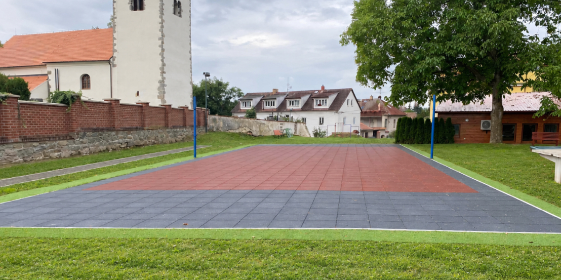 Školní hřiště v Olbramovicích s červeným a grafitovým gumovým modulárním povrchem SimpleJack PuzzleGame